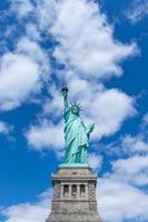 a estátua da liberdade e manhattan, nova york, eua foto