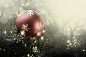 close up de bugiganga vermelha pendurada em uma árvore de Natal decorada. efeito de filtro retro.