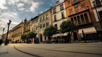 sevilha, espanha - 7 de fevereiro de 2020 - avenida da constituição com bela arquitetura e edifícios coloridos em sevilha, espanha. foto