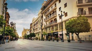 sevilha, espanha - 7 de fevereiro de 2020 - a avenida da constituição com detalhes arquitetônicos no centro da cidade de sevilha, espanha. foto