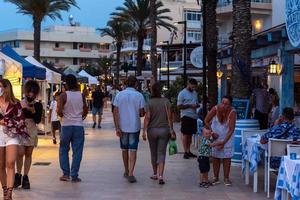 formentera, espanha. 2021, 8 de agosto. pessoas no mercado de es pujols, formentera na época de covid19 em 2021. foto