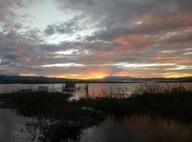 uma vista para o lago limboto à tarde. pôr do sol no lago foto