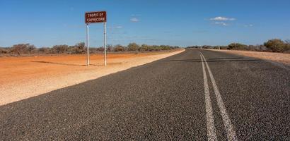 trópico de sinal de estrada de Capricórnio, Austrália Ocidental. foto