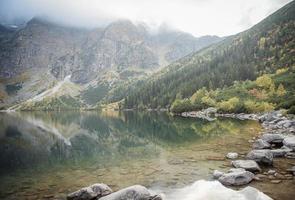 morskie oko lago olho do mar nas montanhas tatra na polônia. foto