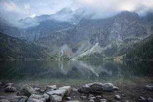 morskie oko lago olho do mar nas montanhas tatra na polônia. foto