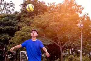 Jogadores De Futebol Novos Do Menino Corridos Para Prender E Controlar a  Bola Para O Tiro Ao Objetivo Imagem de Stock - Imagem de atleta, ativo:  145860029