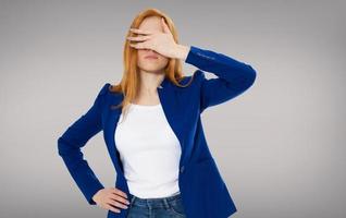 mulher dor de cabeça, enxaqueca feminina, jovem adulta infeliz vestindo blusa, batendo a cabeça, olhos fechados, gesticulando, ela cometeu um grande erro - trabalho duro, cansaço foto