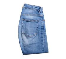 jeans isolado no branco, calça jeans isolada, jeans azul dobrado isolado no branco, roupas de verão, simulação de elemento de pano