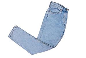 calças jeans isoladas, jeans dobrados azuis isolados no fundo branco close up