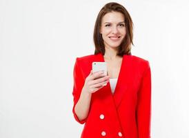 sorria mulher judia, garota segura celular isolado no fundo branco, copie o espaço foto