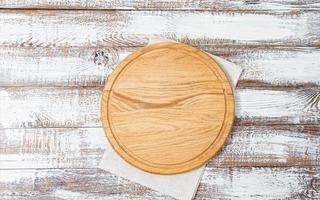 mesa de madeira vazia, pizza, crescer guardanapo na mesa foto