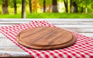 tabuleiro de pizza vazio na mesa de madeira, copie o espaço