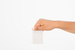 mão segure o cartão de visita em branco. braço feminino segurar papel isolado no fundo branco. copie o espaço. brincar. foto