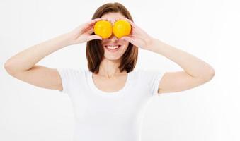 retrato de mulher bonita com tangerinas isoladas no fundo branco foto