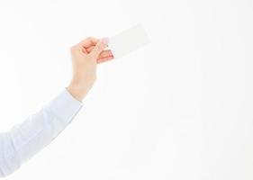 mão feminina segurando o cartão isolado no fundo branco. copie o espaço foto