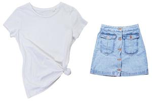 camiseta branca vazia e saia jeans azul em fundo branco, camiseta preta simulada e saia azul, camiseta em branco foto