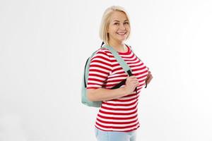 mulher com sorriso feliz com espaço de cópia isolado de mochila foto