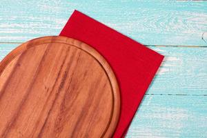 mesa de madeira e guardanapo vermelho na mesa azul, conceito de comida foto
