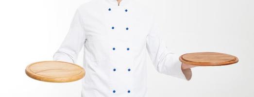 chef segurando uma mesa de pizza no fundo branco isolado, em branco, copie o espaço foto