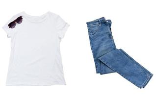 camiseta branca isolada e vista superior da calça jeans isolada no fundo branco foto
