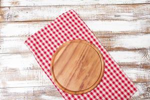 placa de madeira, toalha de mesa vermelha na mesa de madeira. férias, conceito de comida. brincar