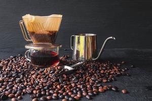 copo de café pingado e grãos de café torrados foto