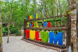 cenote zacil - há uma placa colorida com seu nome em tulum, uma famosa atração turística foto