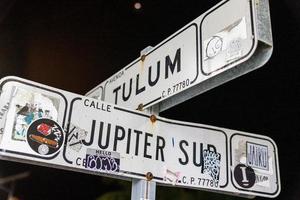 placa direcional de rua mostra a localização de tulum e júpiter foto