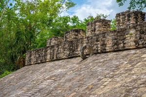 o anel de pedra esculpido colocado no alto da parede das ruínas da grande quadra foto