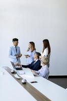 vista para um grupo de empresários trabalhando juntos e preparando um novo projeto em uma reunião no escritório foto