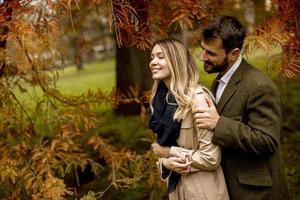 jovem casal no parque outono