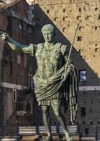 estátua de césar octavian augustus em frente ao antigo mercado de trajan em roma, itália foto