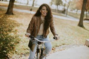 jovem andando de bicicleta no dia de outono foto