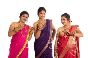 tradicionais lindas garotas indianas em sari posando em fundo branco foto