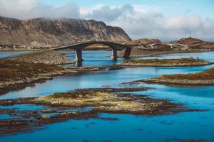 montanhas da noruega e paisagens nas ilhas lofoten. paisagem natural escandinava. lugar para texto ou publicidade foto