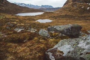 montanhas da noruega e paisagens nas ilhas lofoten. paisagem natural escandinava. lugar para texto ou publicidade foto