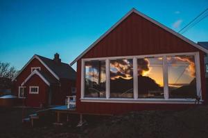 noruega rorbu casas e montanhas rochas sobre a paisagem do fiorde viagem escandinava ver as ilhas de lofoten. paisagem natural escandinava. foto