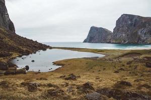 montanhas da noruega e paisagens nas ilhas lofoten. paisagem natural escandinava. lugar para texto ou publicidade foto