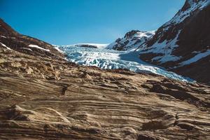 belas paisagens nas montanhas e na geleira svartisen paisagem no conceito de ecologia de marcos de natureza escandinava na Noruega. neve azul e gelo foto