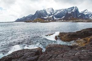 montanhas da noruega e paisagens nas ilhas lofoten. paisagem natural escandinava. lugar para texto ou publicidade foto