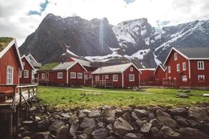 noruega rorbu casas e montanhas rochas sobre a paisagem do fiorde viagem escandinava ver as ilhas de lofoten. paisagem natural escandinava. foto