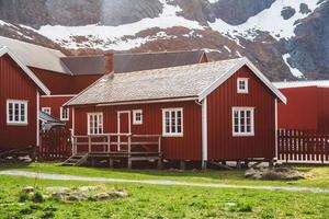 noruega rorbu casas e montanhas rochas sobre a paisagem do fiorde viagem escandinava ver as ilhas de lofoten. paisagem natural escandinava. foto