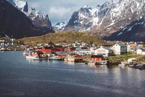 noruega rorbu casas e montanhas rochas sobre a paisagem do fiorde viagem escandinava ver as ilhas de lofoten. paisagem natural escandinava. foto