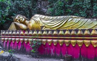 estátua de Buda adormecido phousi hill wat chom si luang prabang. foto