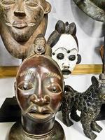 loja de souvenirs com máscaras de madeira vodu africana, cidade do cabo bo-kaap. foto