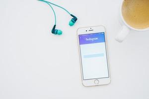 fones de ouvido telefone caneca de café com aplicativo instagram