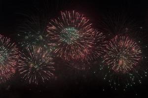 fogos de artifício no céu noturno de férias. foto