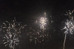 fogos de artifício no céu noturno de férias. foto