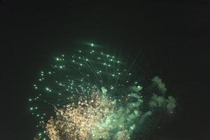 fogos de artifício no céu noturno de férias. foto