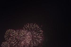 fogos de artifício no céu noturno em homenagem ao feriado. foto